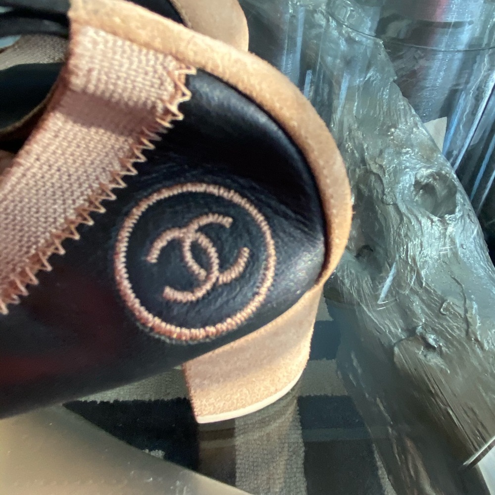 CHANEL Black and Gold Leather Ballet Flats - Picture 3 of 11